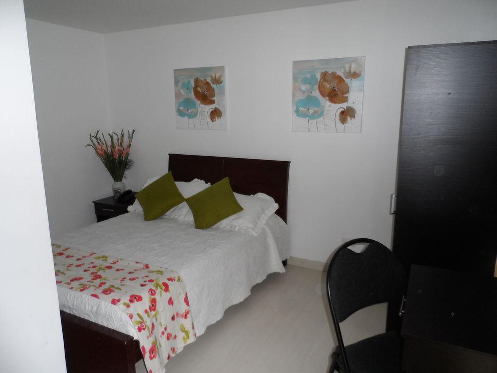 Hotel Casa Quinta Embajada Bogota Bagian luar foto